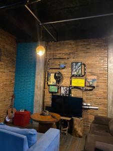 a living room with a couch and a table at Fabulosa Casa de tijolinho in Arapiraca