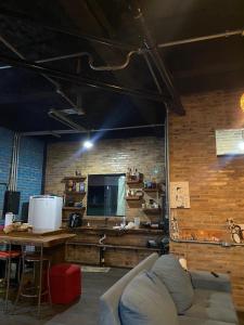 a living room with a couch and a television at Fabulosa Casa de tijolinho in Arapiraca