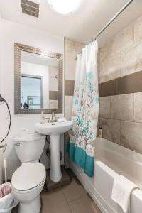 Ένα μπάνιο στο Suitestay Apartments Hotel +43 φωτογραφίες