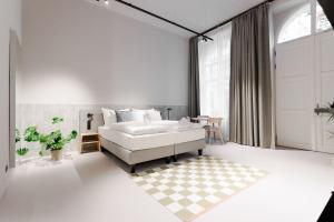 Giường trong phòng chung tại The Old Shops - Boutique Design Studios near Karlsplatz