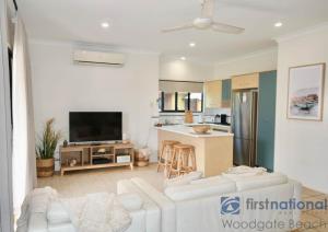 Μια τηλεόραση ή/και κέντρο ψυχαγωγίας στο 2/84 The Esplanade