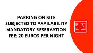 贝尔格莱德MINUS 15 PERCENT UNTIL 24TH OF DEC - Authentic Belgrade Centre - Luxury Suites的一块标牌上写着：现场停车位视情况而定，必须提前预订。 更多1张照片