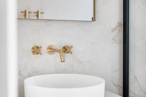 Ένα μπάνιο στο New Contemporary Studio Escape