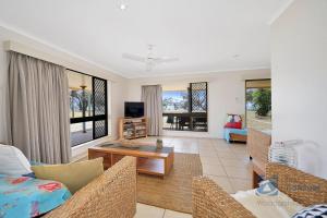 Μια τηλεόραση ή/και κέντρο ψυχαγωγίας στο 100 The Esplanade