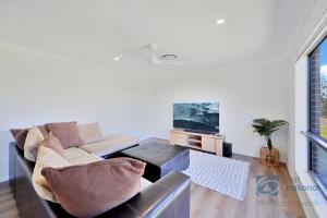 Μια τηλεόραση ή/και κέντρο ψυχαγωγίας στο 28 First Avenue