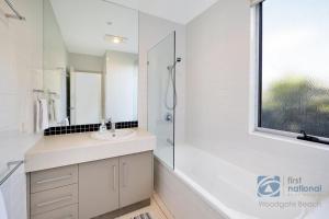 Koupelna v ubytování 4/139 The Esplanade + 15 fotografií