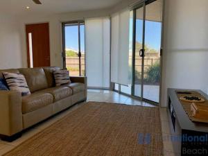 Χώρος καθιστικού στο 4/139 The Esplanade