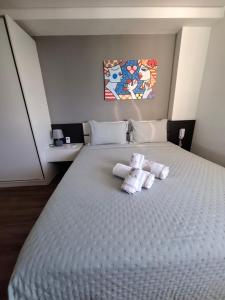 een slaapkamer met een bed met twee knuffels erop bij Flat à beira mar, charmoso e aconchegante in João Pessoa +33 foto's