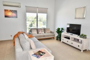 Μια τηλεόραση ή/και κέντρο ψυχαγωγίας στο 1/1 Hussar Court