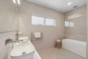 Ένα μπάνιο στο Sandy Toes - Walk to Beach, Pet Friendly, Stylish +21 φωτογραφίες