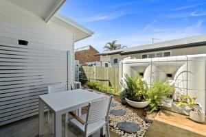 Μπαλκόνι ή βεράντα στο Sandy Toes - Walk to Beach, Pet Friendly, Stylish