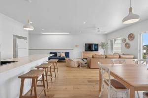 Μια τηλεόραση ή/και κέντρο ψυχαγωγίας στο Sandy Toes - Walk to Beach, Pet Friendly, Stylish