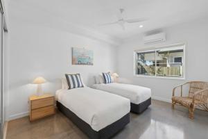 Ένα ή περισσότερα κρεβάτια σε δωμάτιο στο Sandy Toes - Walk to Beach, Pet Friendly, Stylish