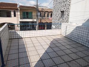 a balcony with a fence and a building at Quarto próximo aeroporto, mangueirão, rodoviária, UFPA in Belém