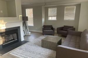 Posezení v ubytování Cozy Corner Townhome