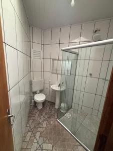 een badkamer met toilet en wastafel bij Suite/loft Jardim Botanico in Curitiba