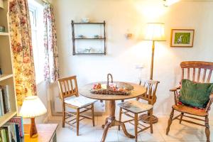 Posezení v ubytování Ian's Cottage, Wedmore - country cottage for two