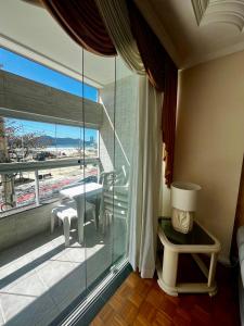 ein Zimmer mit Balkon und Meerblick in der Unterkunft Fantástico apartamento Frente ao mar em Balneário Camboriú in Balneário Camboriú + 41 Fotos