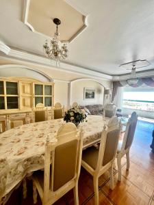 ein Esszimmer mit einem großen Tisch und Stühlen in der Unterkunft Fantástico apartamento Frente ao mar em Balneário Camboriú in Balneário Camboriú