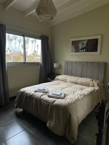 een slaapkamer met een bed met twee handdoeken erop bij Modern apartment in Azul in Azul