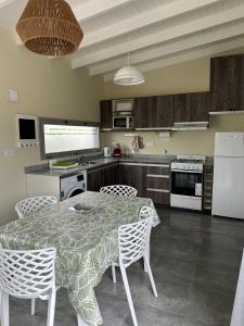 een keuken met een tafel en stoelen in een keuken bij Modern apartment in Azul in Azul +12 foto's