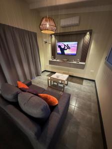 een woonkamer met een bank en een flatscreen-tv bij Modern apartment in Azul in Azul