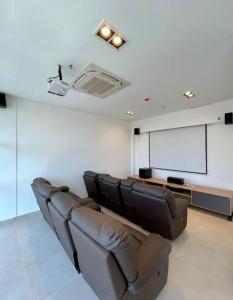 アスンシオンにあるDpto en Barrio Las Lomas 4Dの椅子と映写スクリーンとプロジェクターのある部屋 +34枚の写真