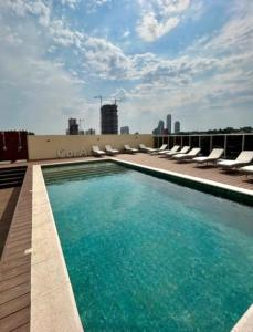 アスンシオンにあるDpto en Barrio Las Lomas 4Dの建物の屋上にあるプール