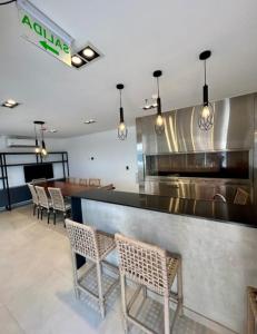 アスンシオンにあるDpto en Barrio Las Lomas 4Dの椅子とカウンター付きのレストランのバー