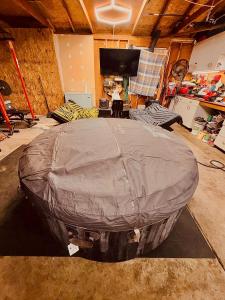 TV a/nebo společenská místnost v ubytování Cozy RV Farm Stay with Hot Tub WiFi and Coffee 5 Min to AHCL Hospital and Redbud Park