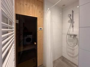 a bathroom with a shower and a door with a shower at Happy Beach 50 in Colijnsplaat +39 photos
