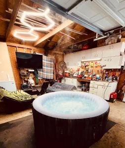 Posezení v ubytování Cozy RV Farm Stay with Hot Tub WiFi and Coffee 5 Min to AHCL Hospital and Redbud Park