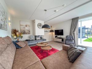 una sala de estar con un sofá y una mesa en Coast and Calm 63, en Colijnsplaat