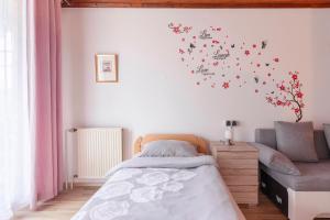 戈雷尼斯卡地区采尔克列Apartma Franko的卧室配有一张床,墙上挂着鲜花