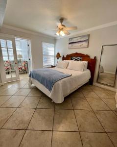 Ένα ή περισσότερα κρεβάτια σε δωμάτιο στο Barefoot Beach Resort in Indian Shores Minutes from Clearwater Beach +53 φωτογραφίες