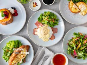 una mesa con platos blancos de comida. en sequence SUIDOBASHI - Tokyo, en Tokio