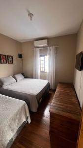 Un dormitorio con dos camas y una ventana en Ranchinho Serra do Cipó, en Jaboticatubas