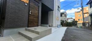 een gebouw met trappen aan de zijkant bij Kamakura Koshigoe Ekimae B in Kamakura