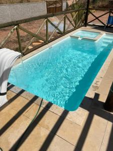 a swimming pool with a water fountain at Ranchinho Serra do Cipó in Jaboticatubas