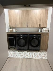 a laundry room with a washer and dryer at Moses Lake Vineyard Retreat-Waterfront Escapism in Moses Lake