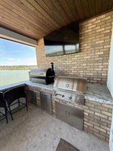 a kitchen with a grill and a grill at Moses Lake Vineyard Retreat-Waterfront Escapism in Moses Lake