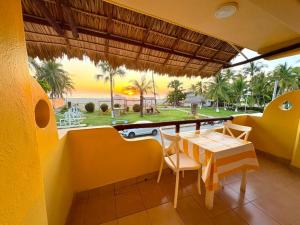 a dining room with a table and a view of the ocean at BEACH HOTEL INES en Zicatela in Brisas de Zicatela
