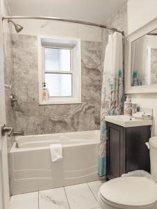 Ένα μπάνιο στο Suitestay Apartments Hotel