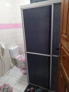 a bathroom with a shower with a toilet at Quarto próximo aeroporto, mangueirão, rodoviária, UFPA in Belém +8 photos