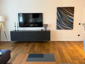 トラウンシュタインにあるTS-Ludwigのリビングルーム(壁に大画面薄型テレビ付)