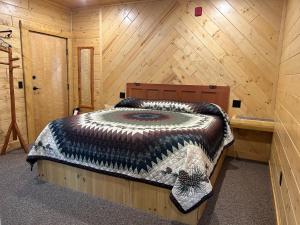 Postel nebo postele na pokoji v ubytování Cedar Studio at Pine Cone Lodge