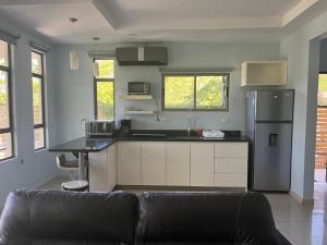 cocina con sofá negro en una habitación en Surf VIP location, en Cóbano