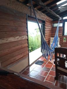 een kamer met een hangmat in een huis bij Paz y Tranquilidad in Marsella