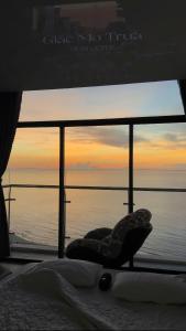 CSJ TOWER - Seaview Luxury Apartment- Căn Hộ Sát Biển Trung Tâm Thành Phố Vũng Tàu في فنغ تاو: غرفة مطلة على المحيط وسرير