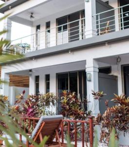 una casa blanca con un banco delante en Surf VIP location, en Cóbano